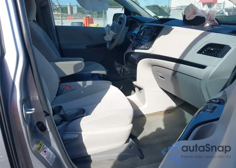 2014 Toyota Sienna Le V6 8 Passenger z USA, uszkodzony, nr VIN 5TDKK3DC4ES465622